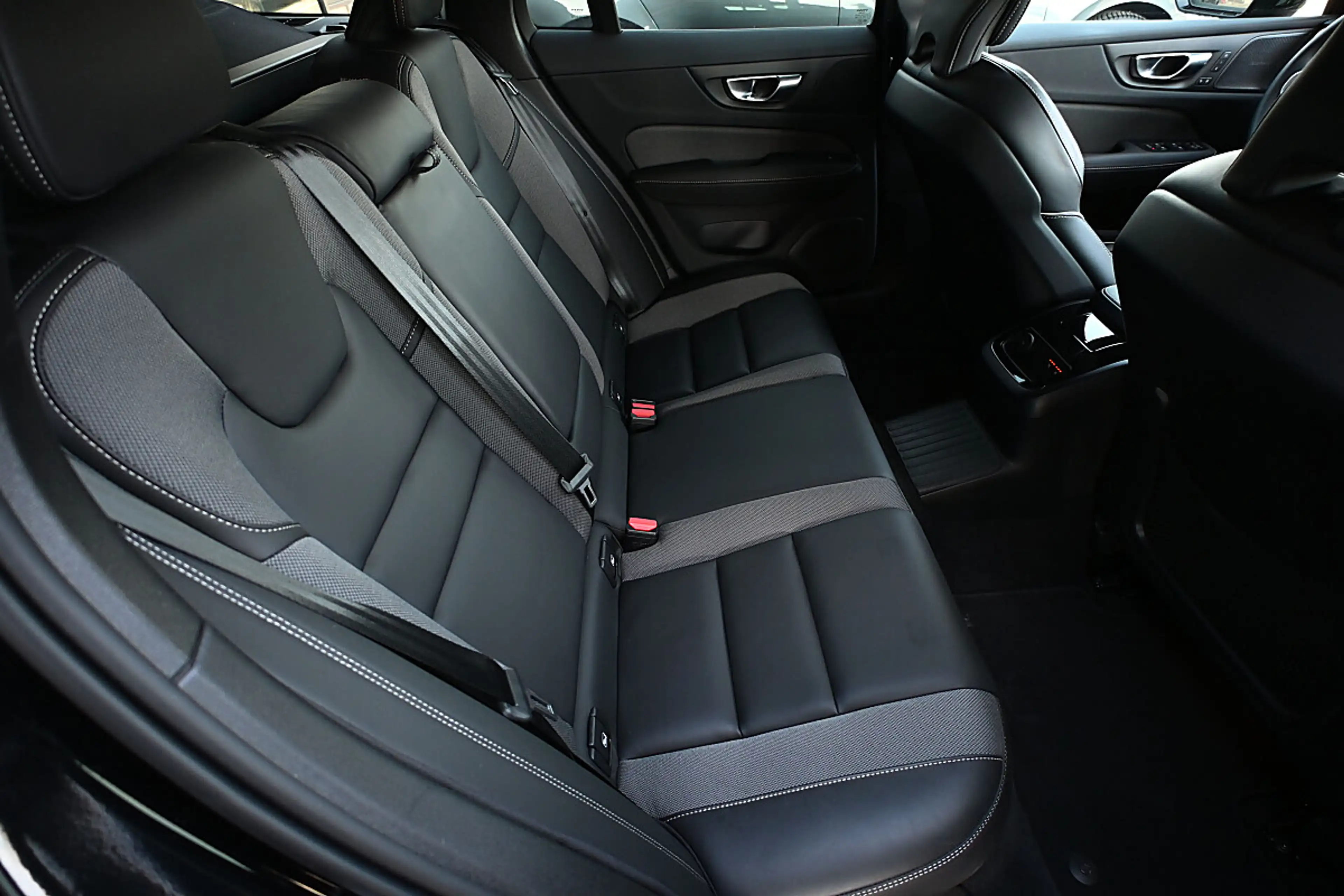 Volvo V60 T6 AWD PHEV Plus Dark Aut. ACC, AHK schwenkbar,... — photo 13