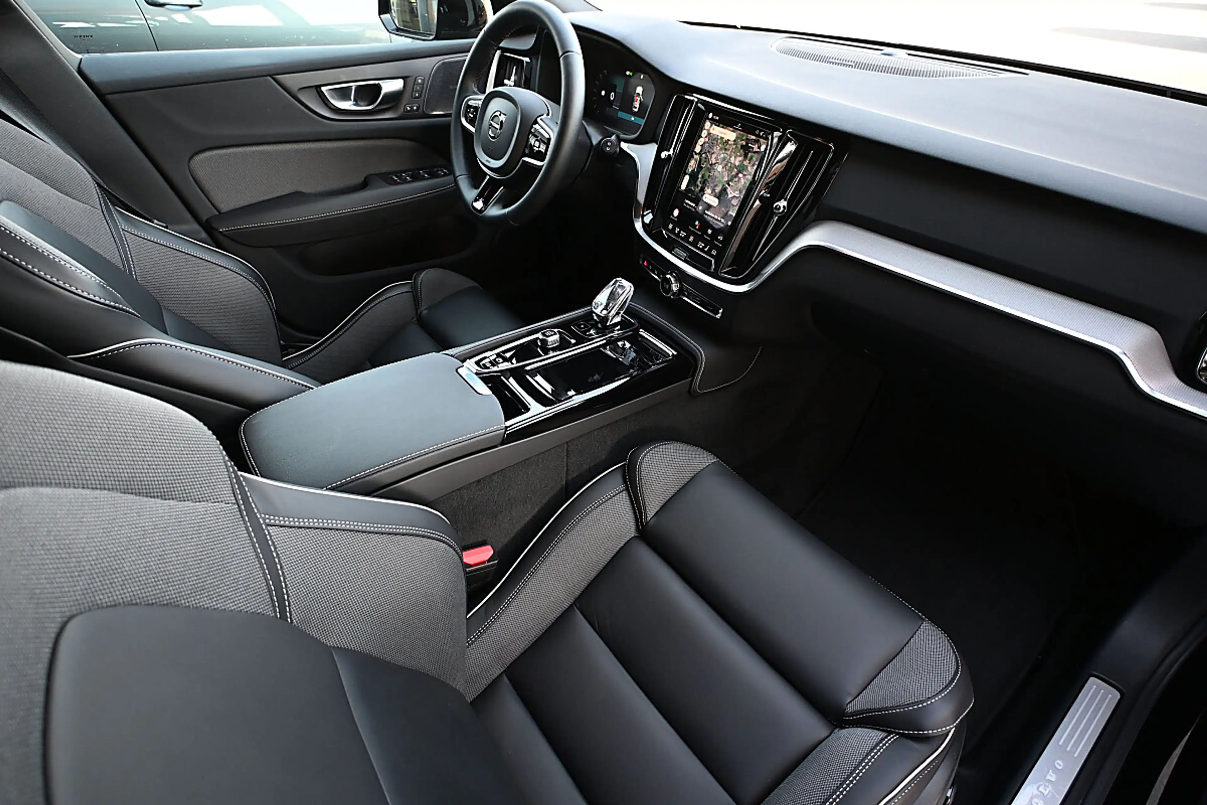 Volvo V60 T6 AWD PHEV Plus Dark Aut. ACC, AHK schwenkbar,... — photo 4