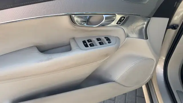 Volvo XC90 view 10