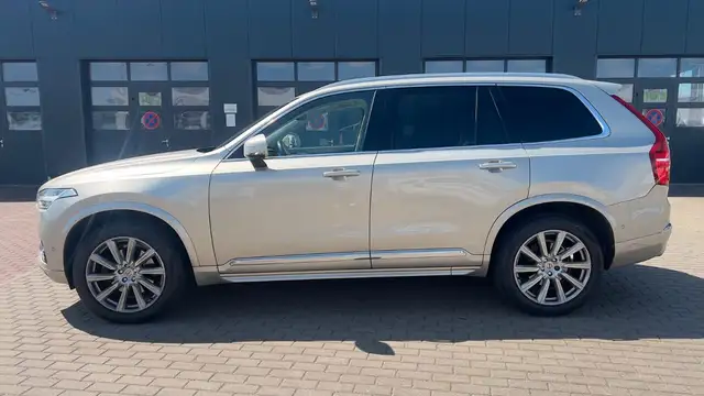 Volvo XC90 view 2