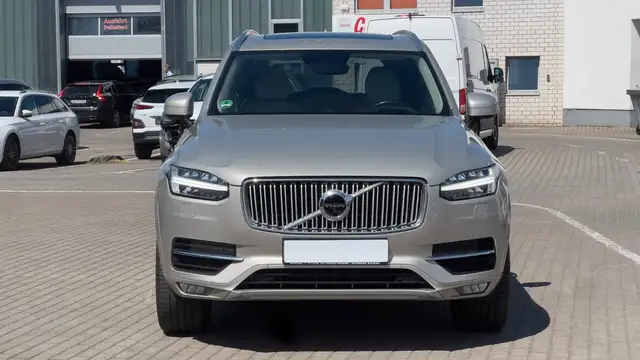 Volvo XC90 view 8