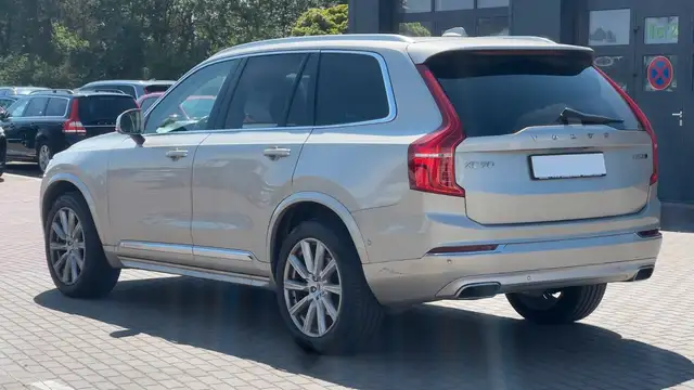 Volvo XC90 view 3