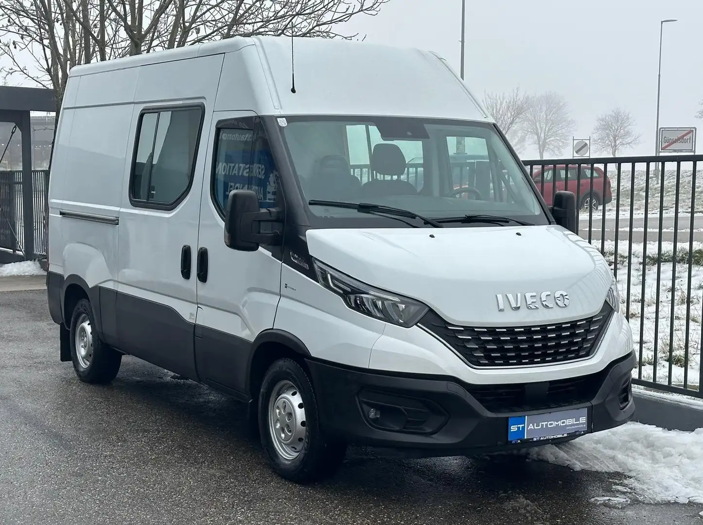Iveco Daily 3.0 Diesel HKa 35 S V 3520 Aut. // 1.BESITZ // AHK Weiß - 2