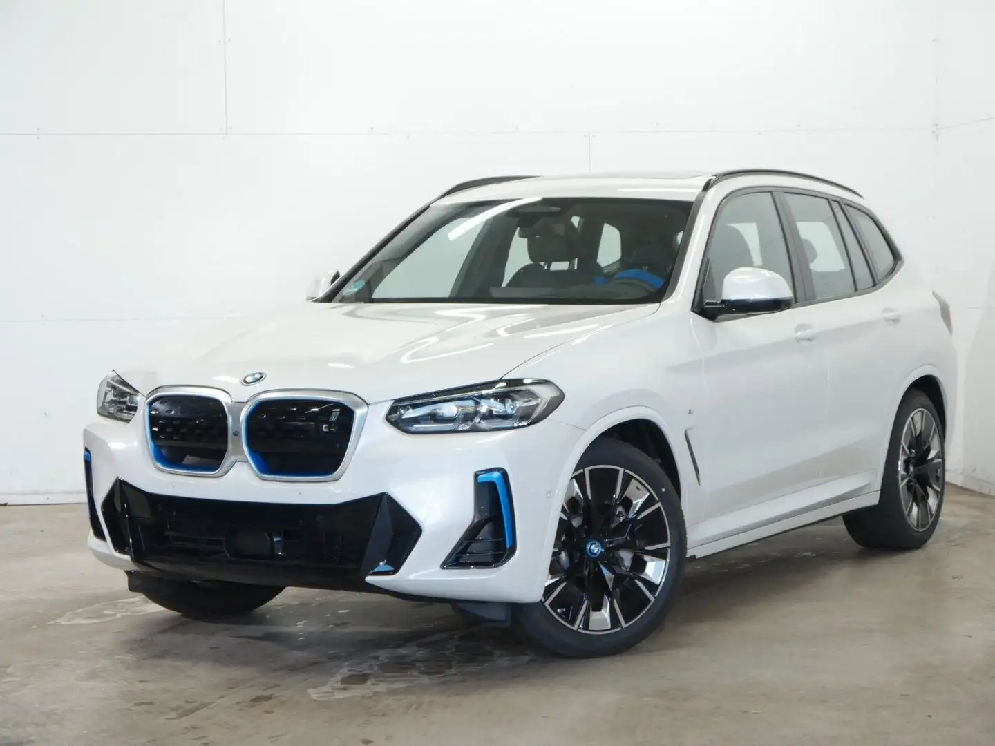 BMW iX3 Impressive / M-Paket / HuD / AHK / Panorama Weiß - 1