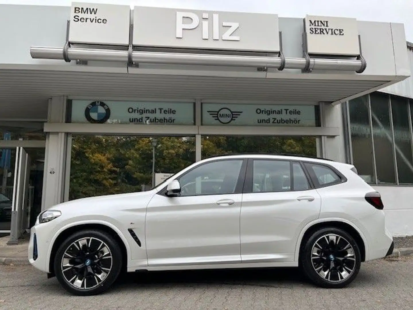 BMW iX3 Impressive / M-Paket / HuD / AHK / Panorama Weiß - 1