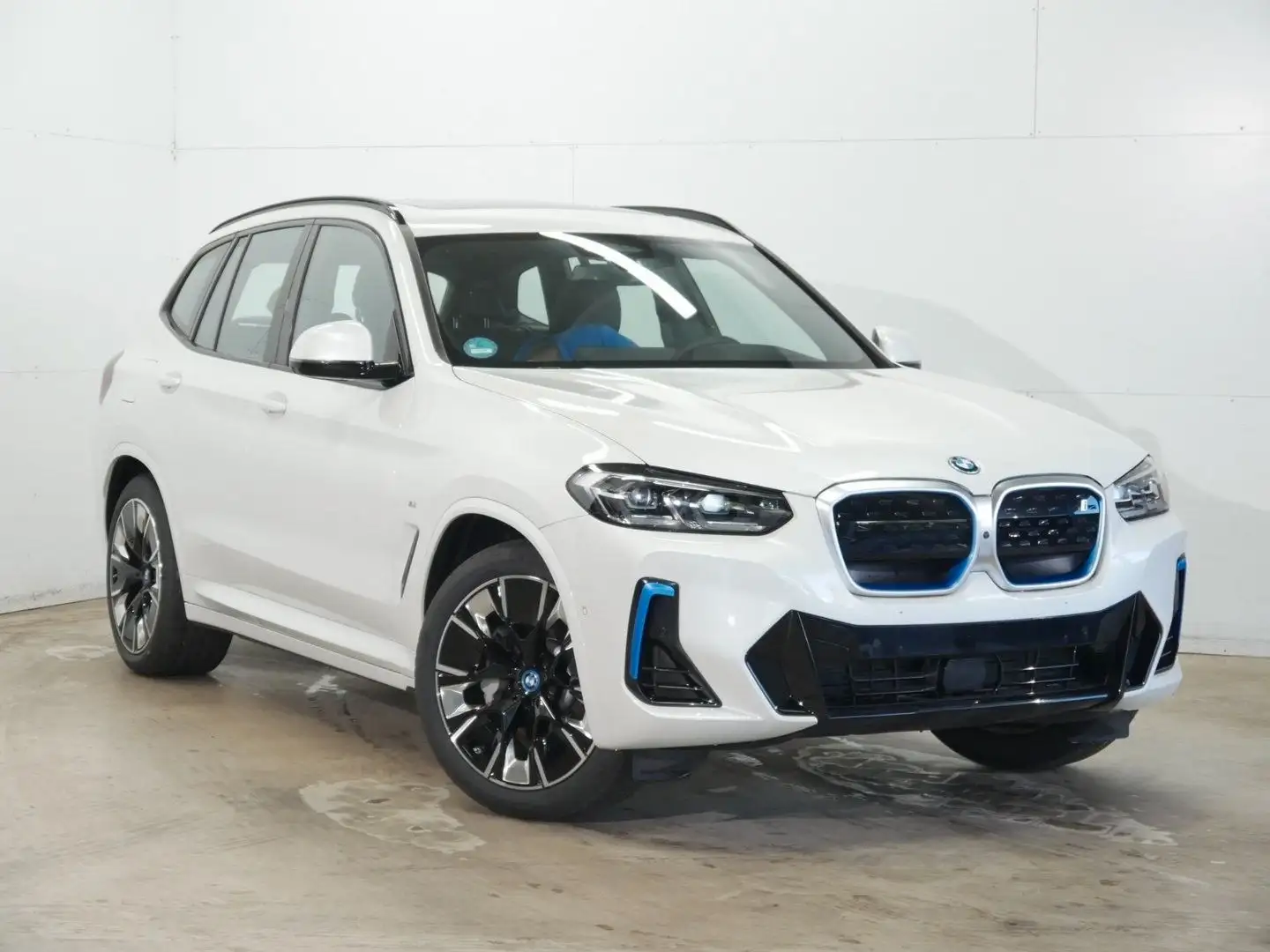 BMW iX3 Impressive / M-Paket / HuD / AHK / Panorama Weiß - 2