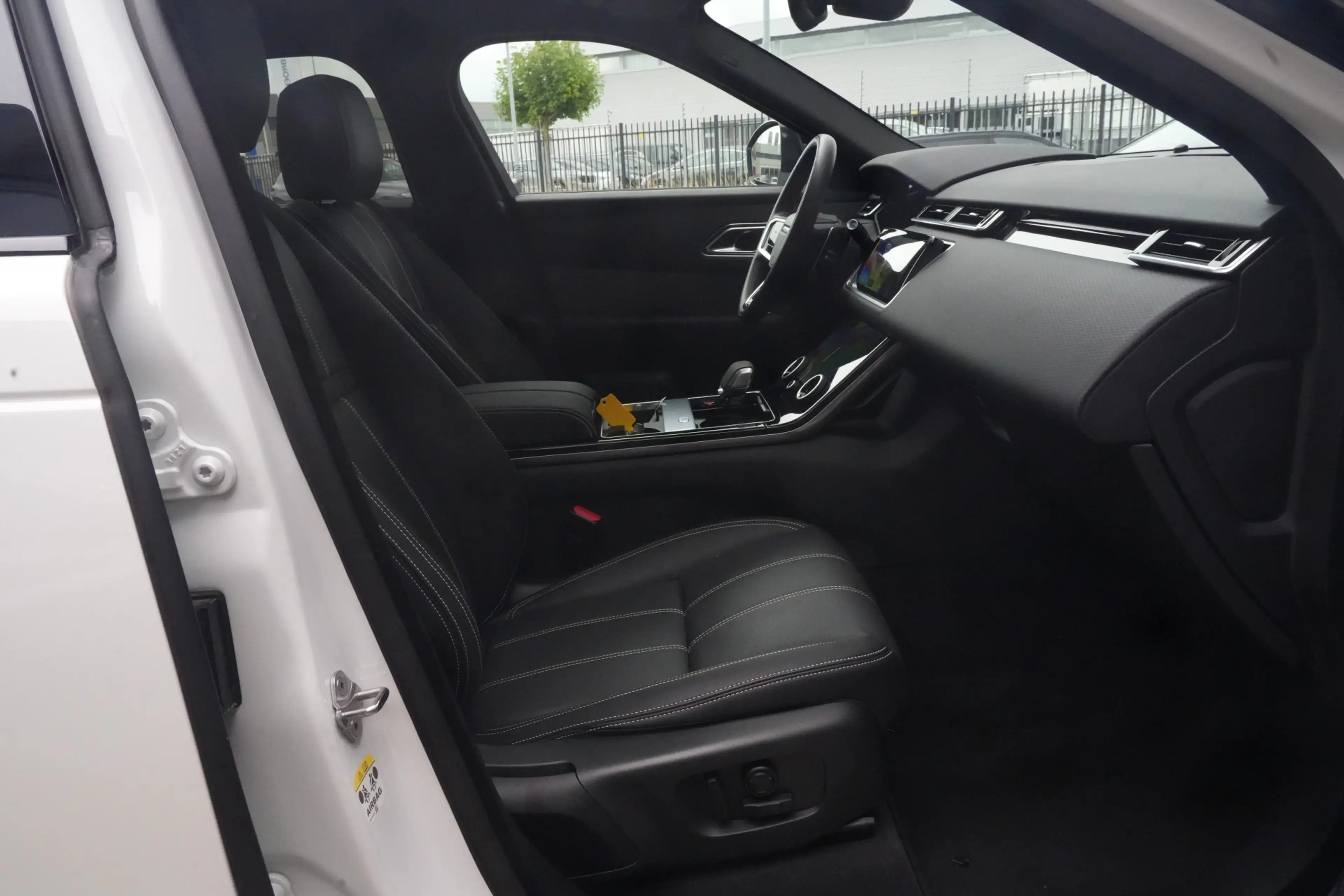 Land Rover Range Rover Velar 2.0 P400e AWD Dynamic SE | PHEV | 404 PK | Pano | — photo 9