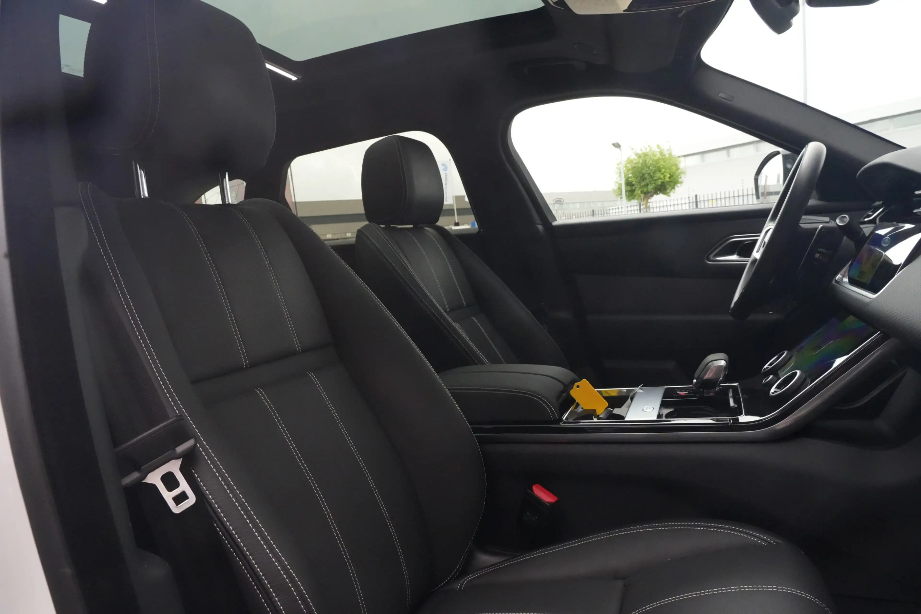 Land Rover Range Rover Velar 2.0 P400e AWD Dynamic SE | PHEV | 404 PK | Pano | — photo 12