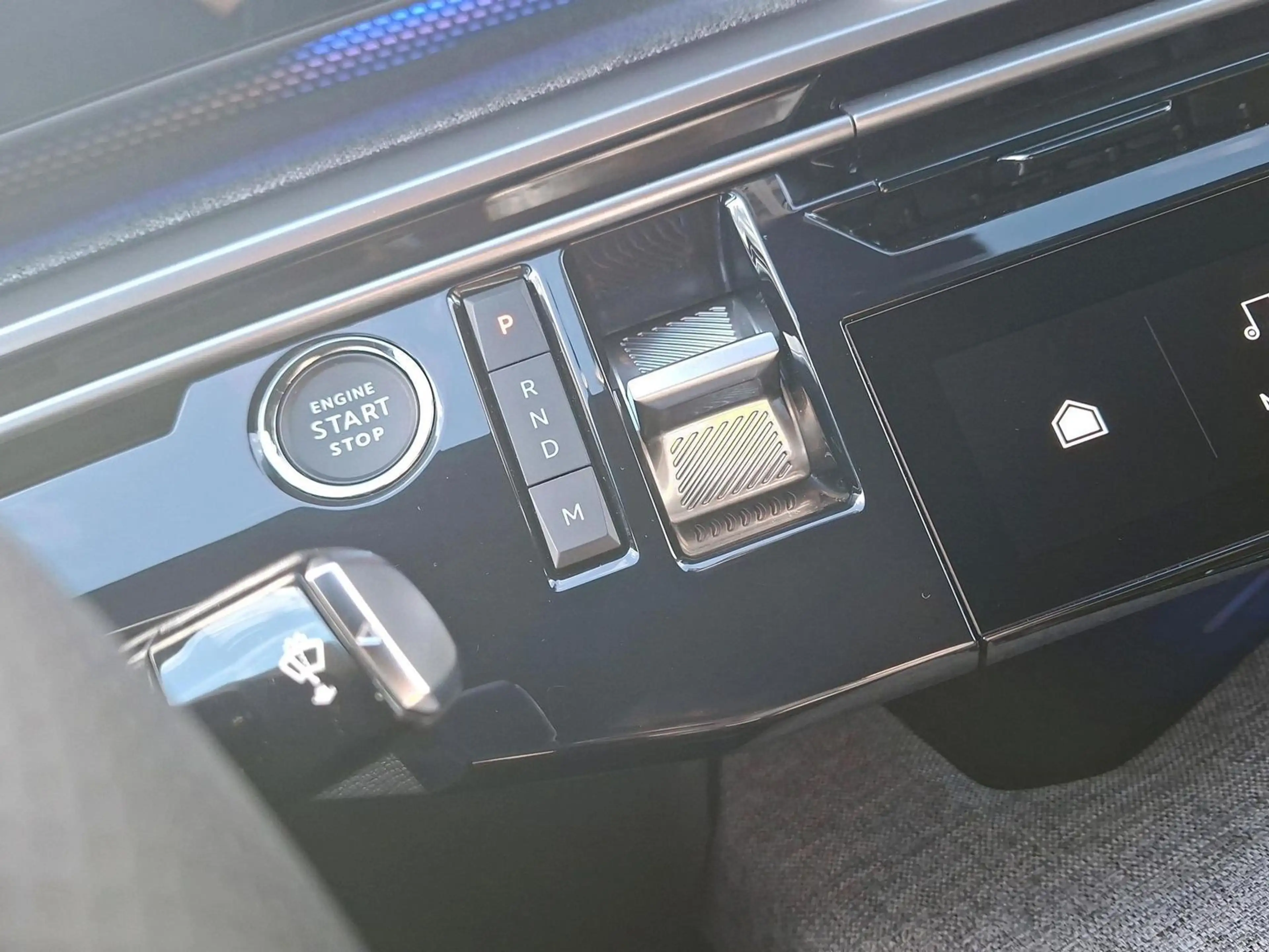 Peugeot 3008 GT Hybrid 145 e-DSC6 Kamera Navi SHZ — photo 11