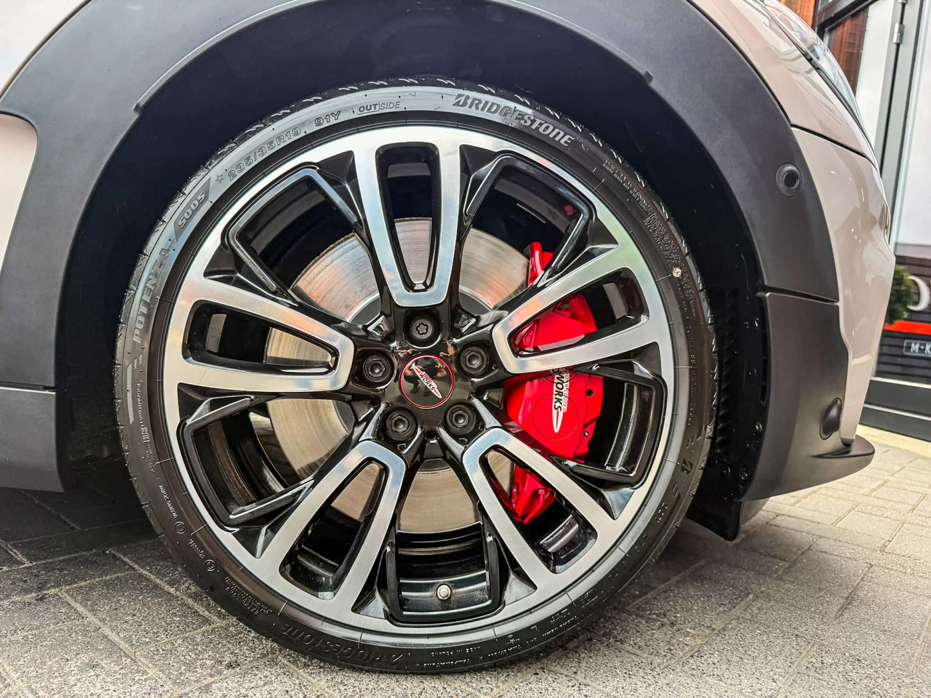 MINI John Cooper Works Clubman 2.0 JCW ALL4 F1 aut 306pk Rooftopgrey/Pano/Hk/Came — photo 6