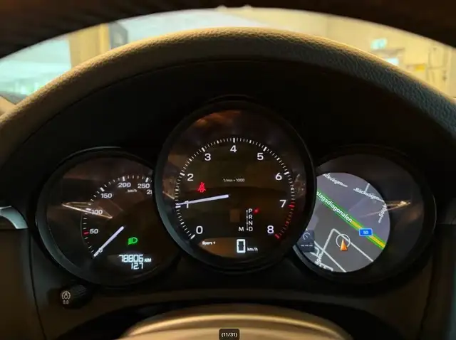 Porsche Macan view 11