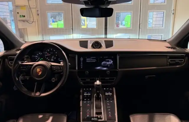 Porsche Macan view 7