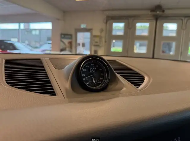 Porsche Macan view 15