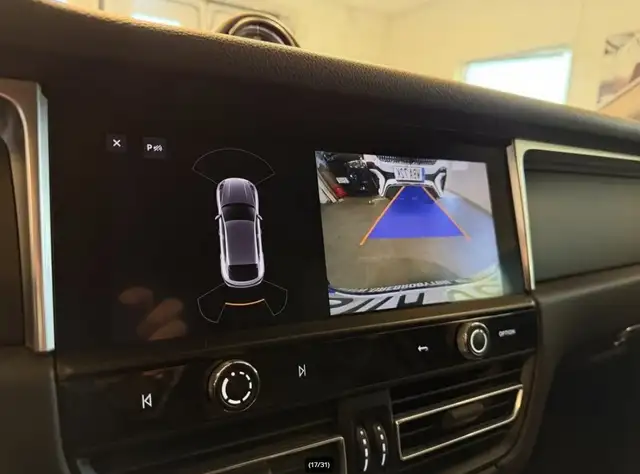 Porsche Macan view 14