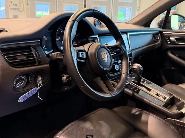 Porsche Macan view 8