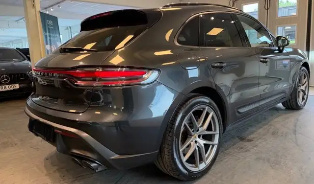 Porsche Macan view 3