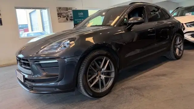 Porsche Macan view 2
