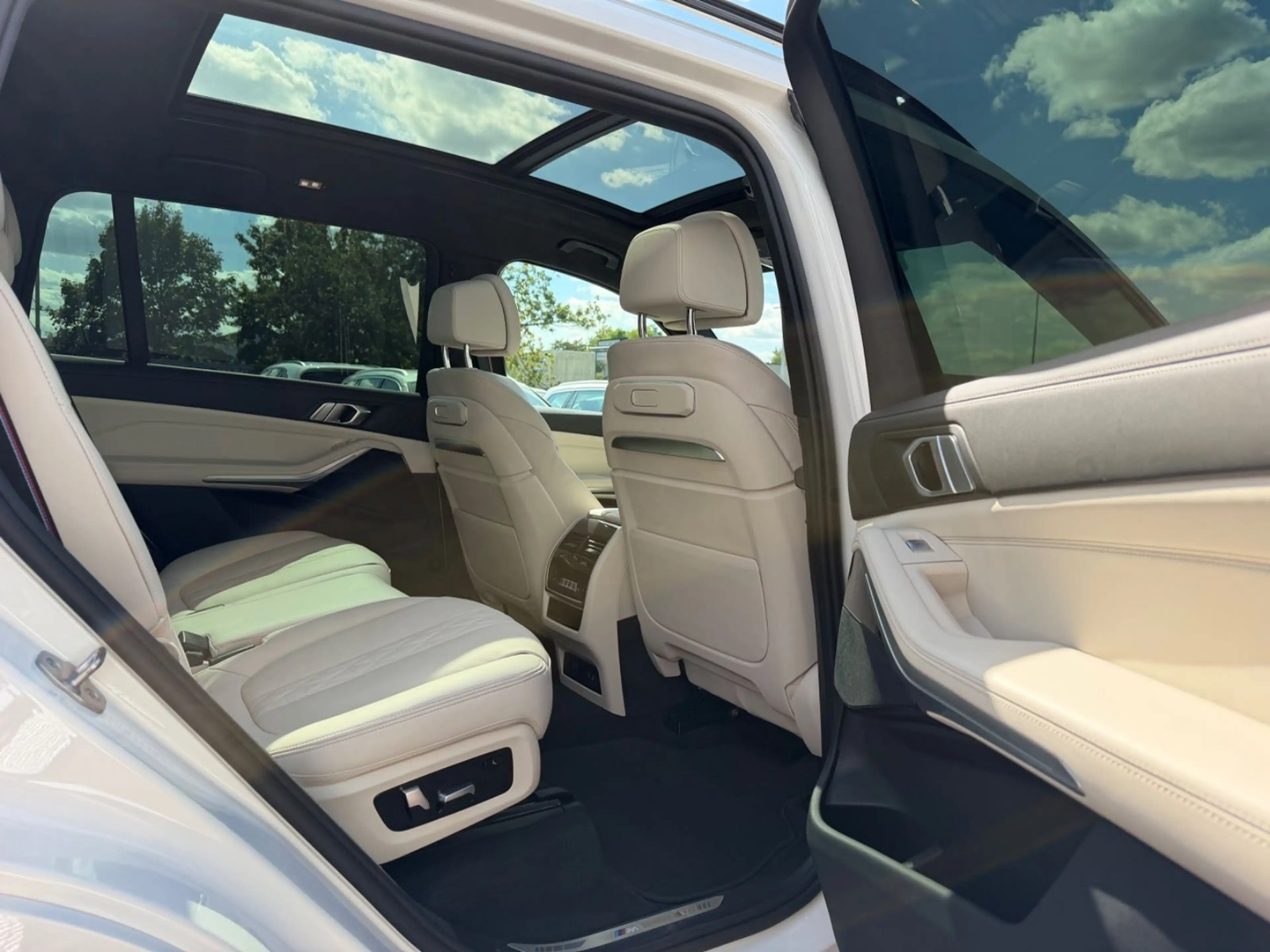 BMW X7 xDrive 40 d M Sport *1.Hand *Sky *Pano *7Sitz — photo 9