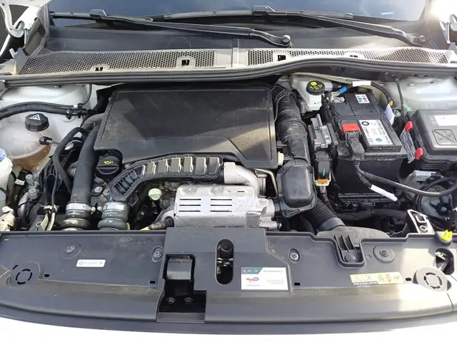 Peugeot 208 view 5