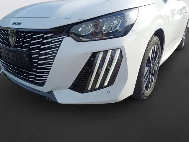 Peugeot 208 view 9