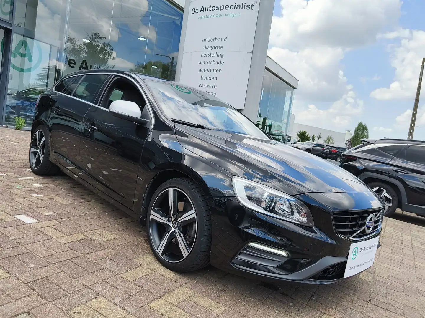 Volvo V60 2.0 T4 Momentum R-Design Geartronic Zwart - 1