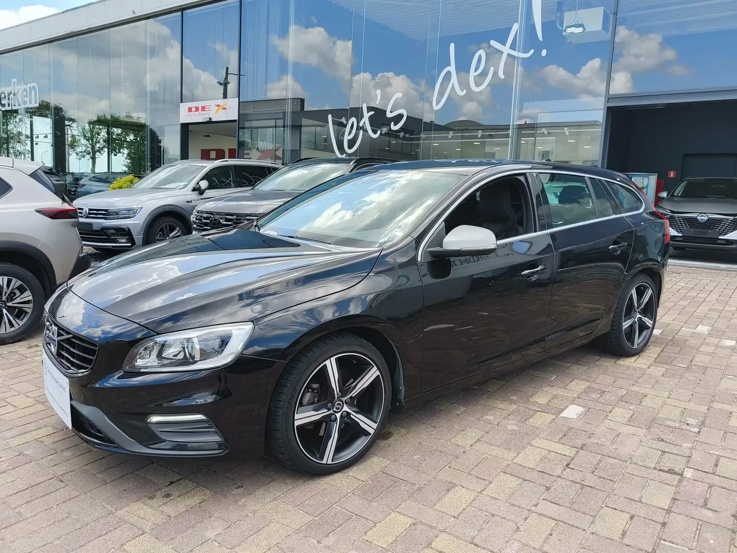 Volvo V60 2.0 T4 Momentum R-Design Geartronic Zwart - 2