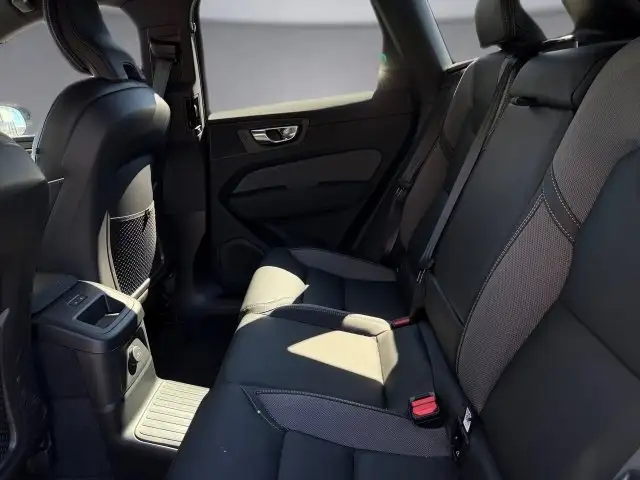 Volvo XC60 Black Edition Plus, T6 eAWD Plug-in Hybrid, Elektrisch/ Ansicht 12