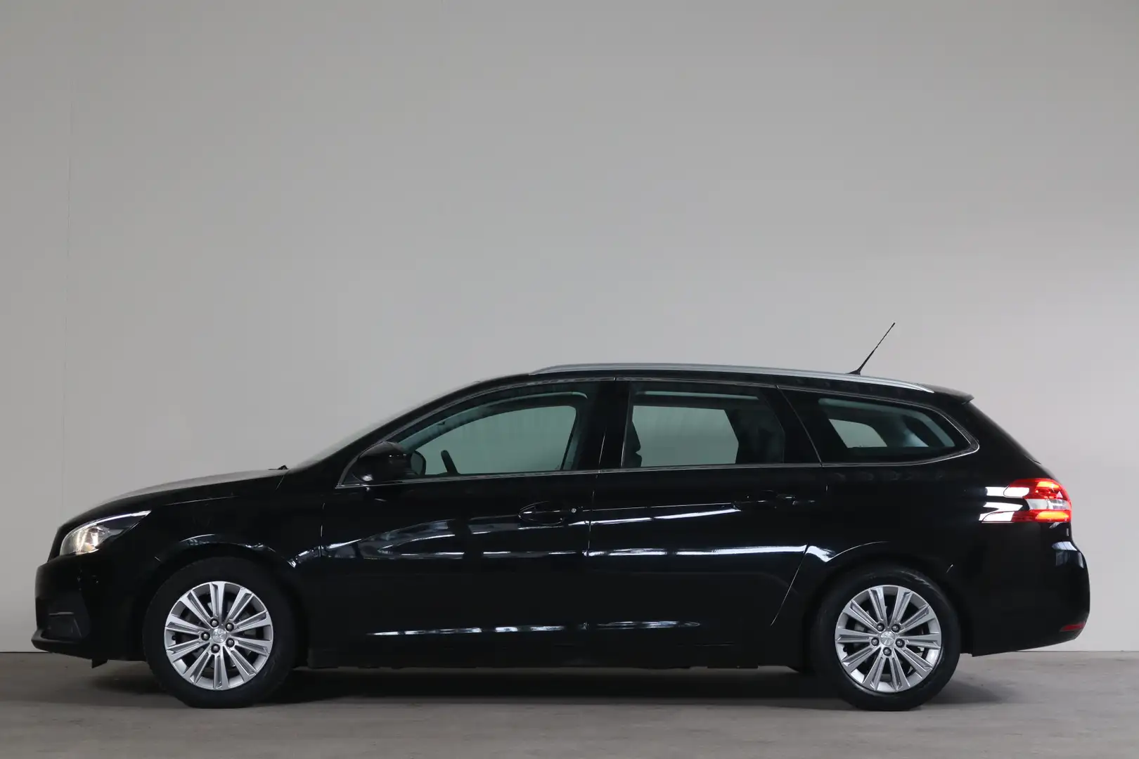 Peugeot 308 SW 1.2 PureTech Allure Distributie vervangen bij 1 Noir - 2