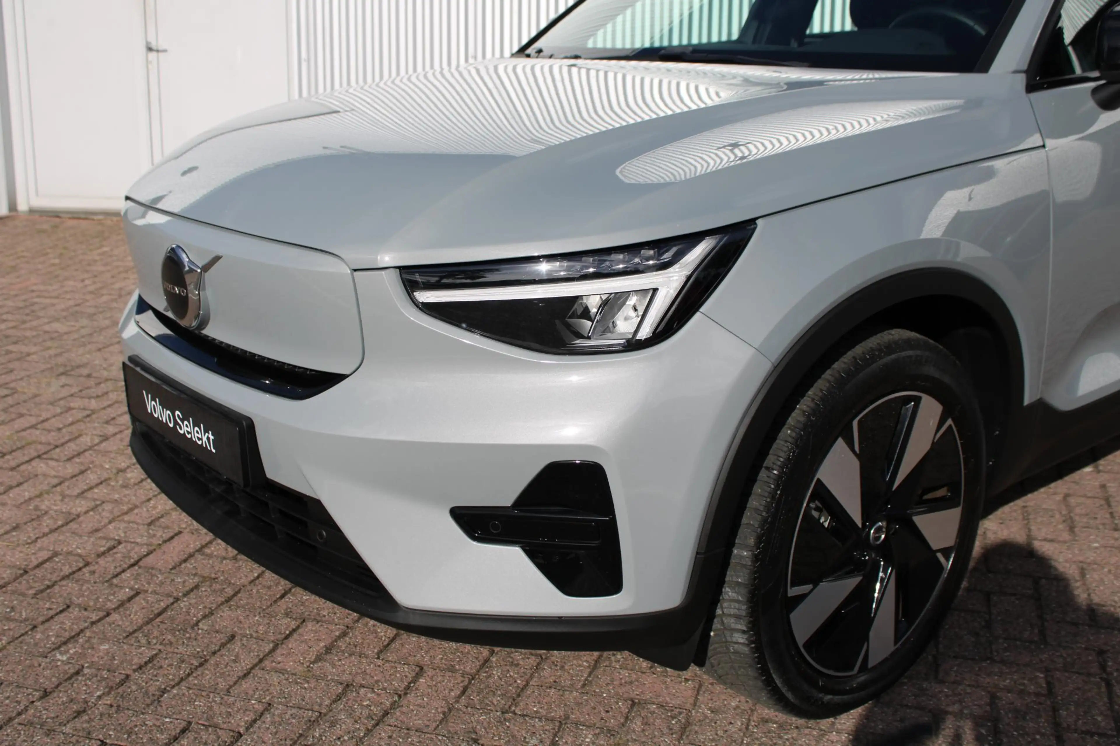 Volvo EX40 Single Motor Extended Range Plus 82 kWh | Trekhaak — photo 2