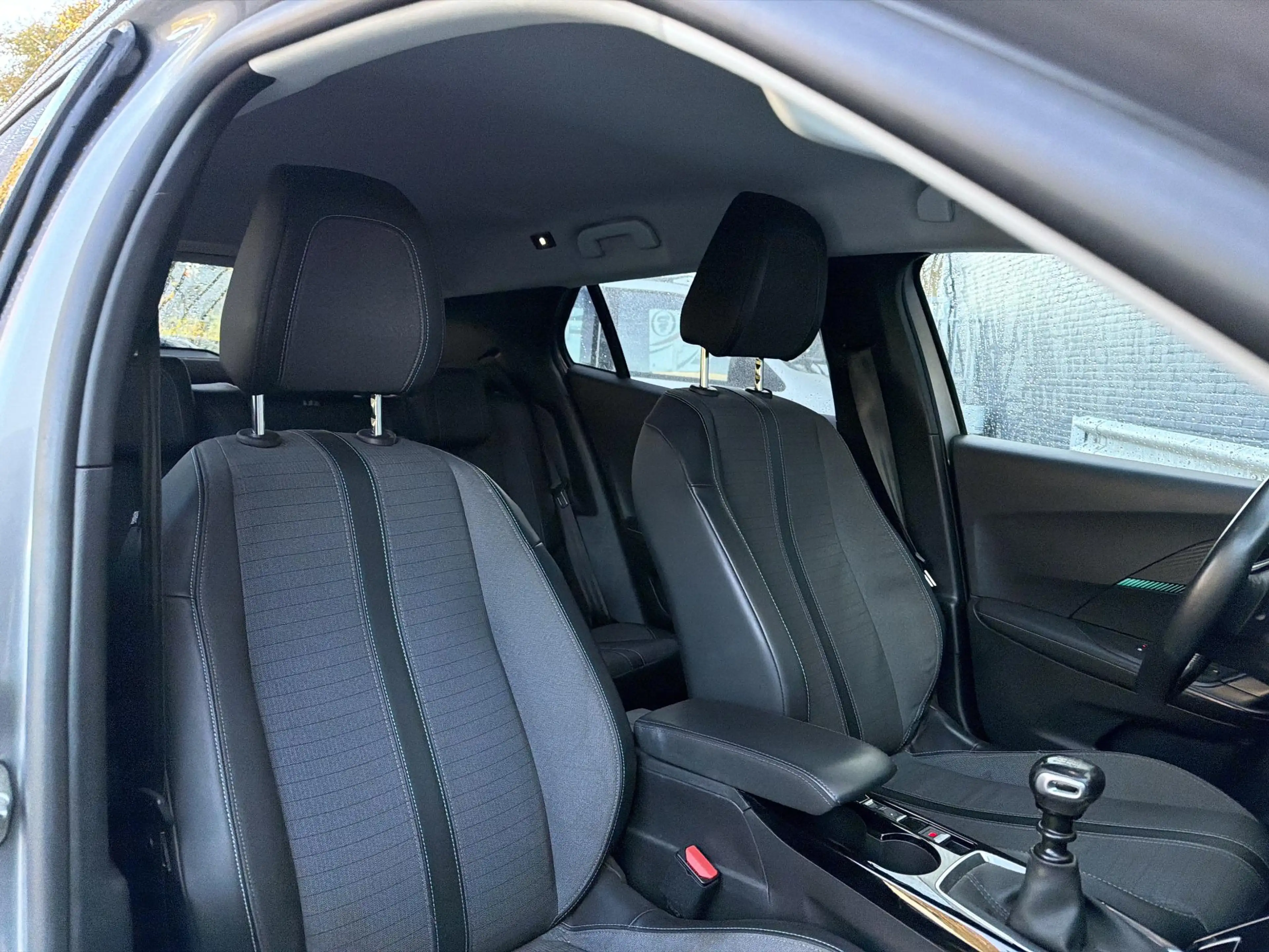 Peugeot 2008 1.2 PureTech Blue Lease Allure | € 8.200,- NETTO! — photo 4