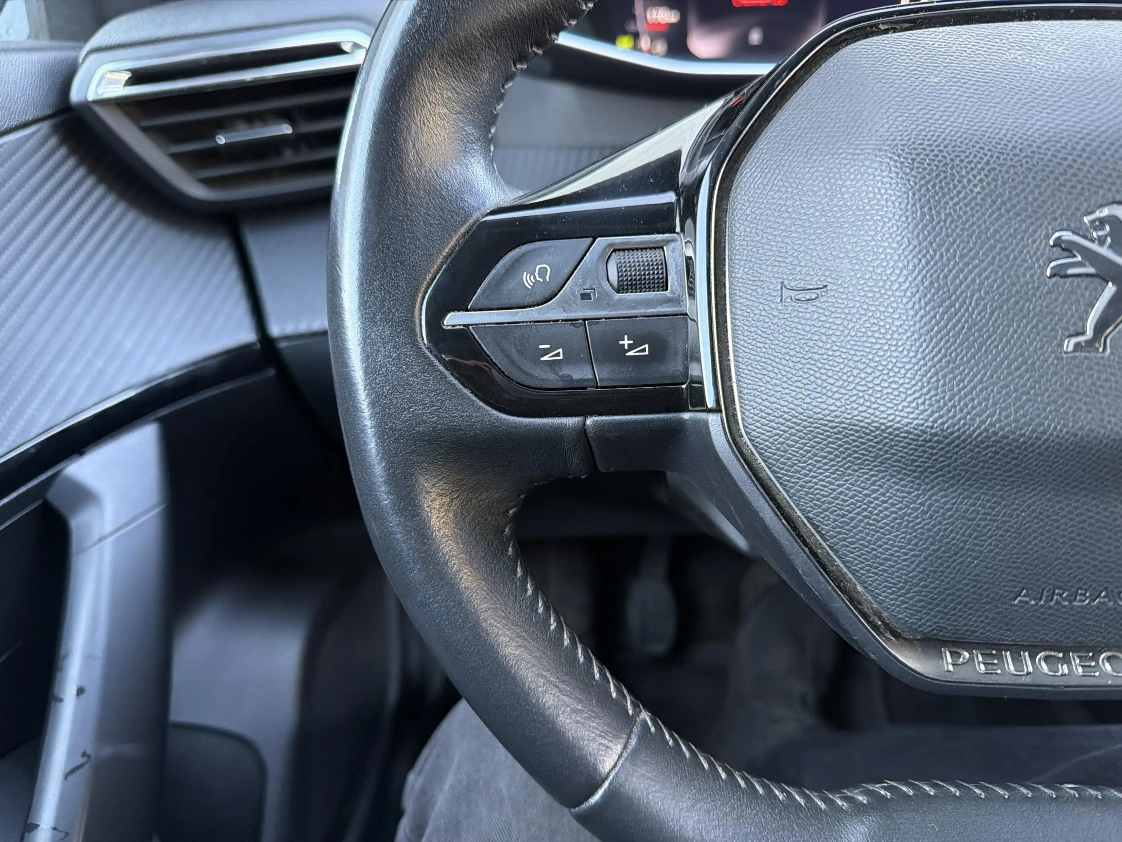 Peugeot 2008 1.2 PureTech Blue Lease Allure | € 8.200,- NETTO! — photo 10