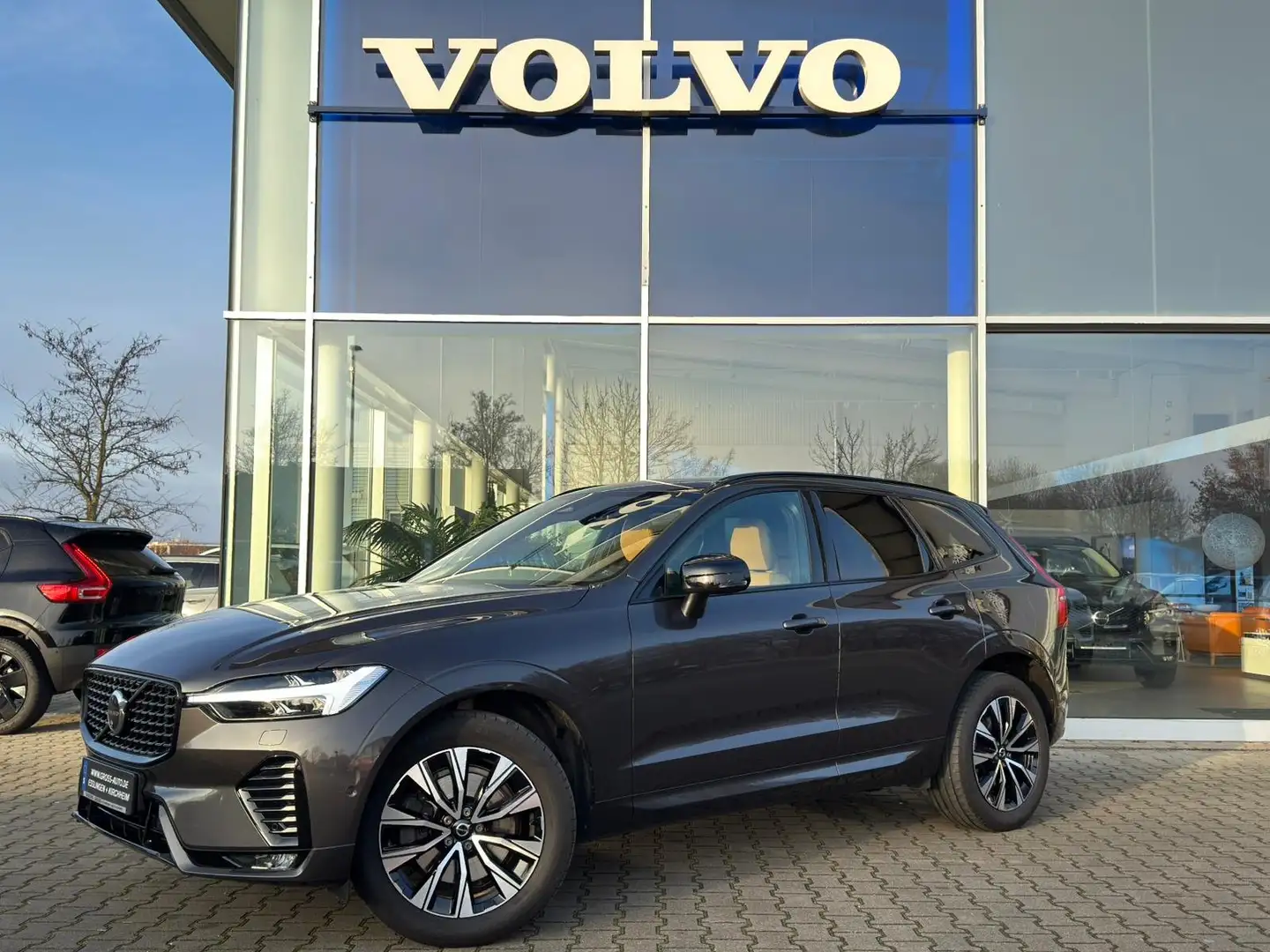 Volvo XC60 B4d Plus Dark AWD Grau - 1