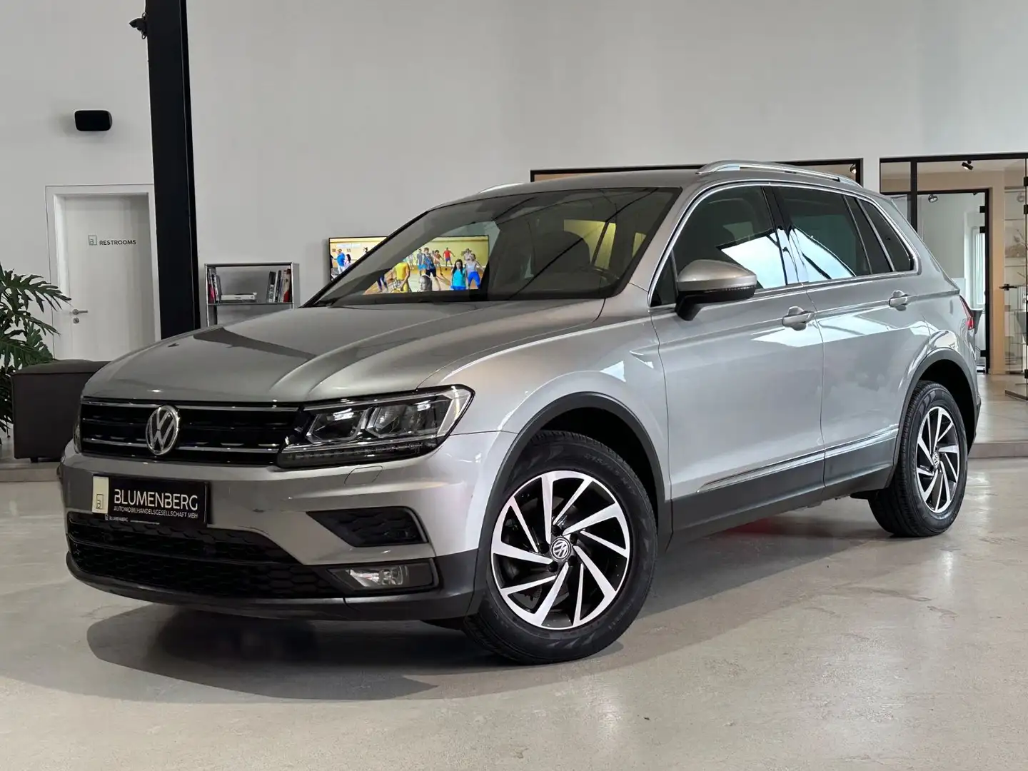 Volkswagen Tiguan 2.0 TDI Sound *ACC,LED,PDC,MirrorLink* Silber - 1
