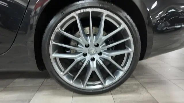 Maserati Quattroporte view 12