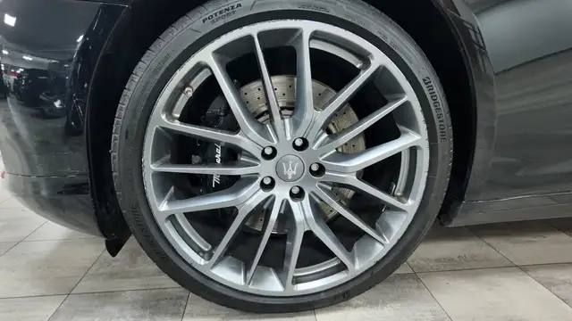 Maserati Quattroporte view 11