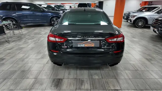 Maserati Quattroporte view 5
