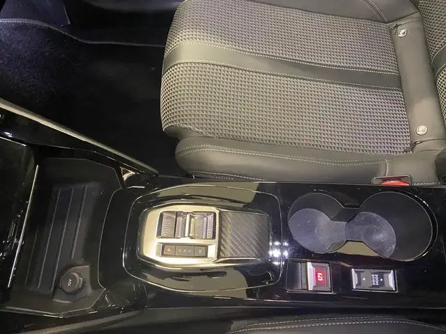Peugeot 208 view 11