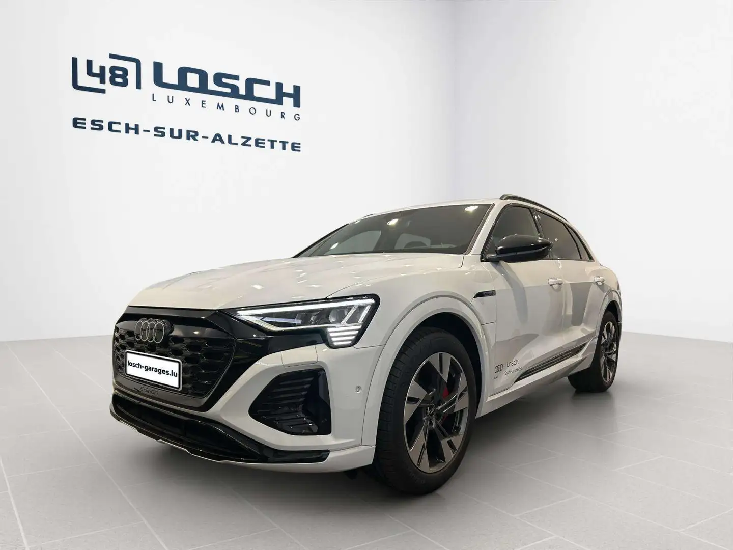 Audi Q8 e-tron S line-50 Blanc - 1