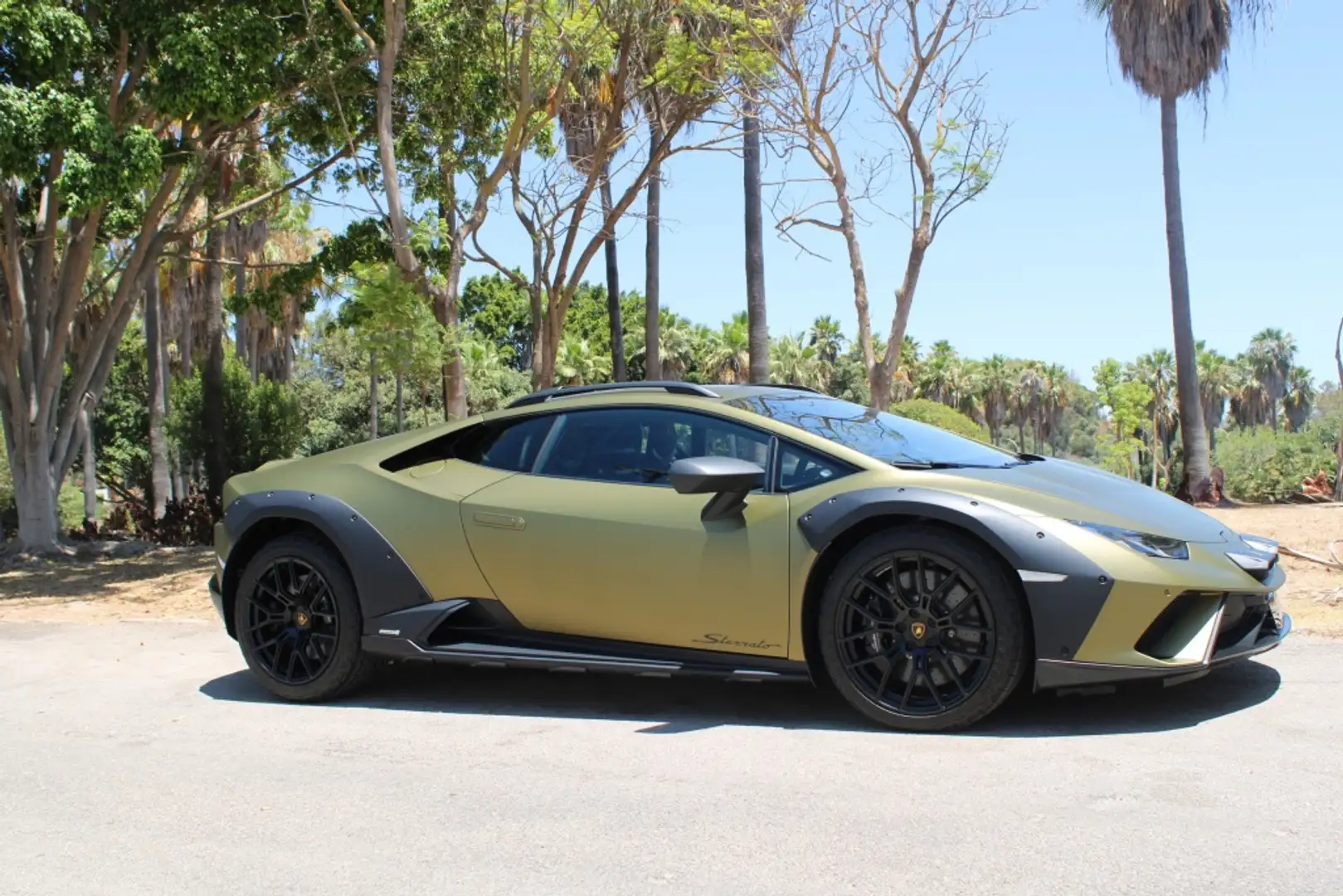 Lamborghini Huracán Sterrato Зелёный - 1