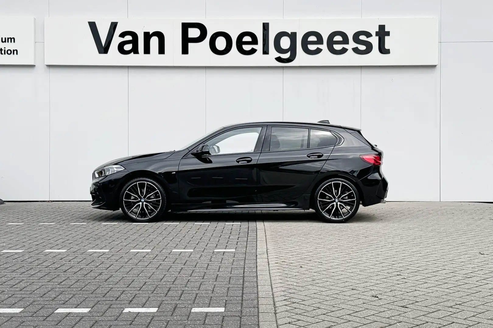 BMW 118 1 Serie 118i | Selections M Sport | 19 inch Zwart - 2