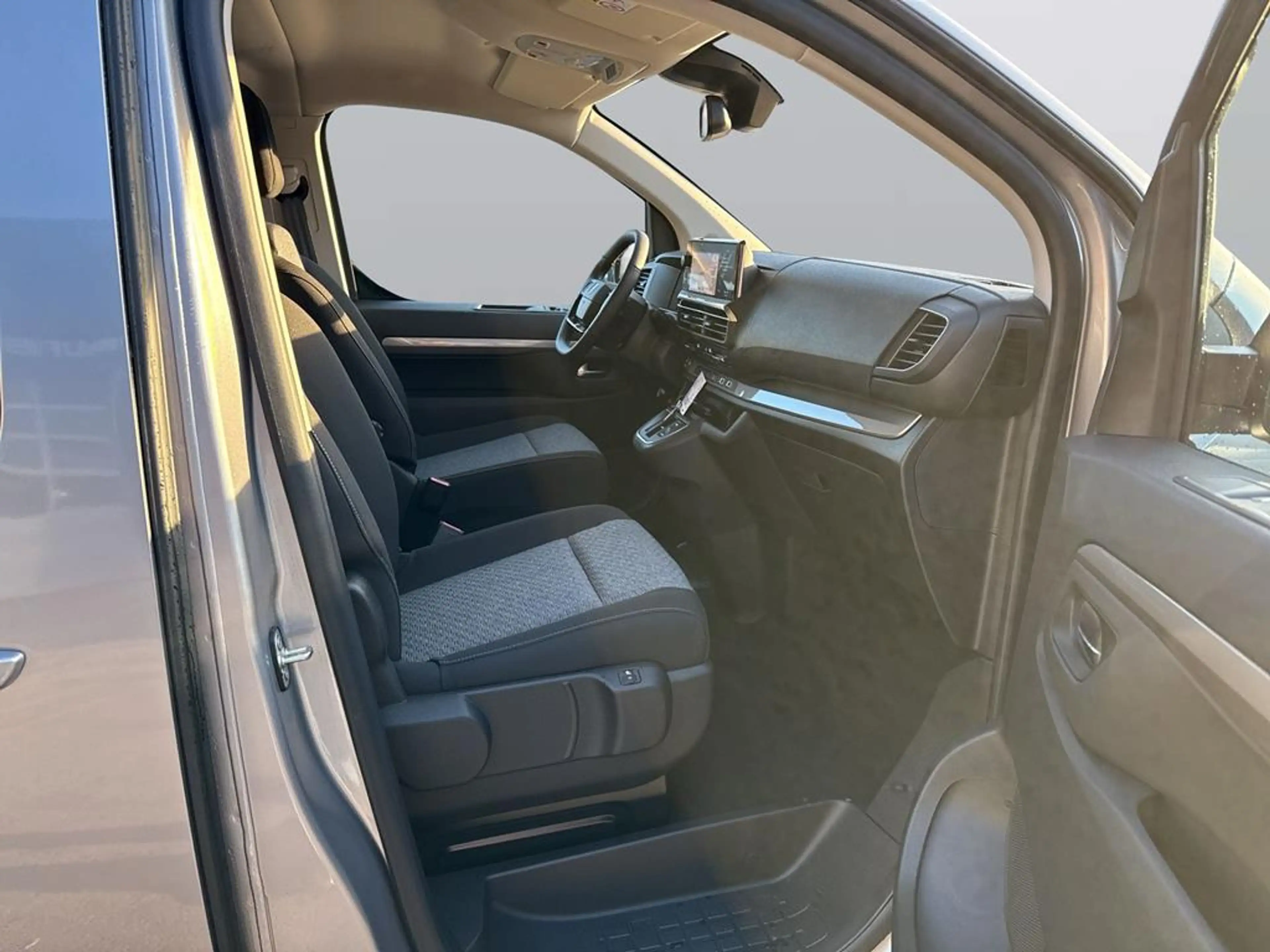 Peugeot Traveller Active L2 BlueHDi 180 EAT8 — photo 11