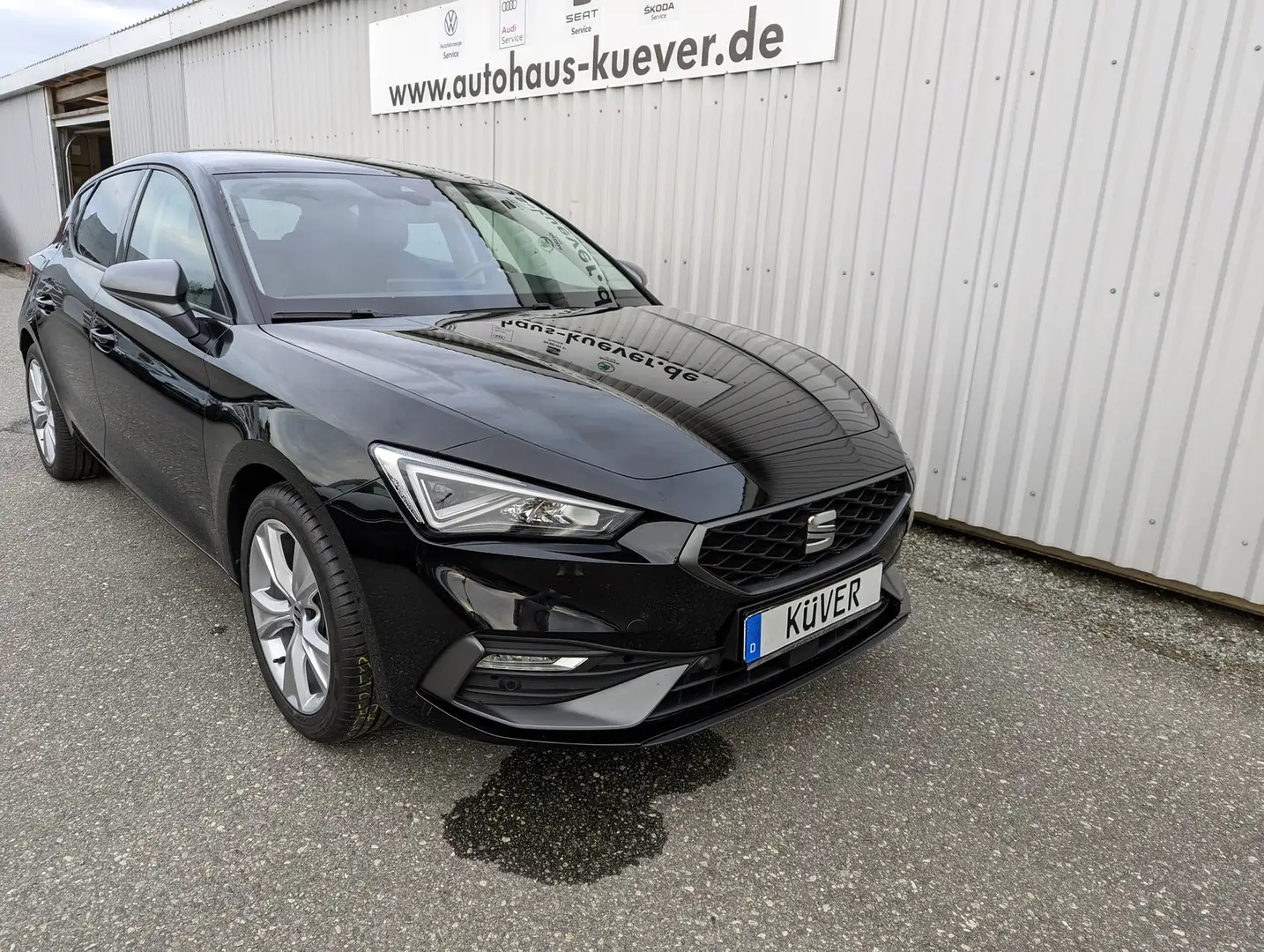 SEAT Leon FR 1,0 eTSI DSG Navi+LED+ACC+Shzg.+17´´ Чорний - 1