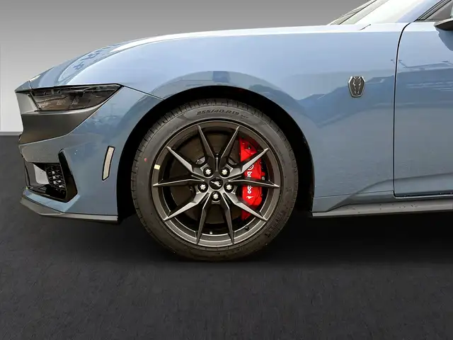 Ford Mustang view 4