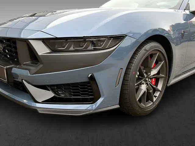 Ford Mustang view 3