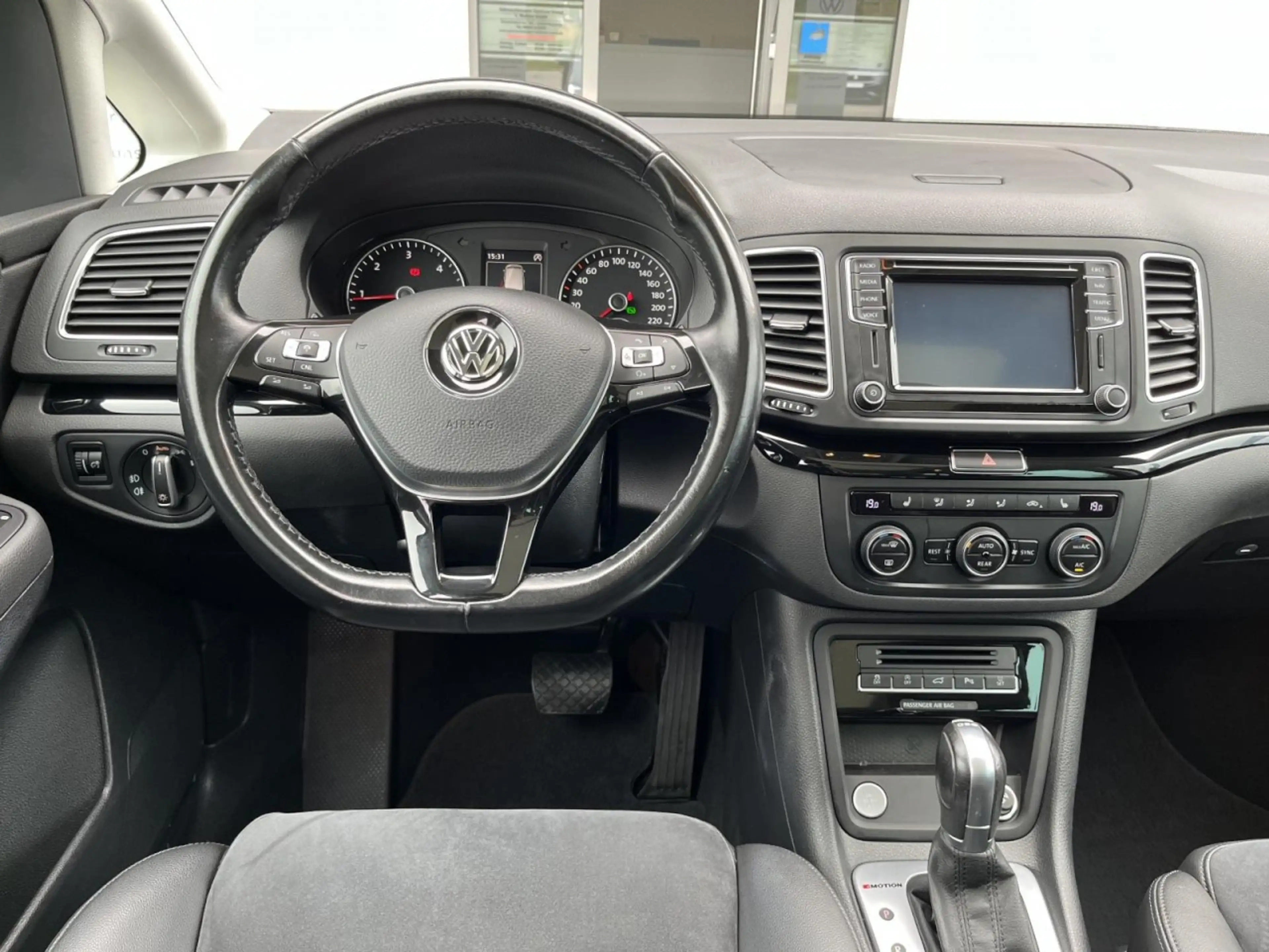 Volkswagen Sharan Highline 2,0 TDI DSG 4Motion (LED+AHK+Pano) Klima — photo 13