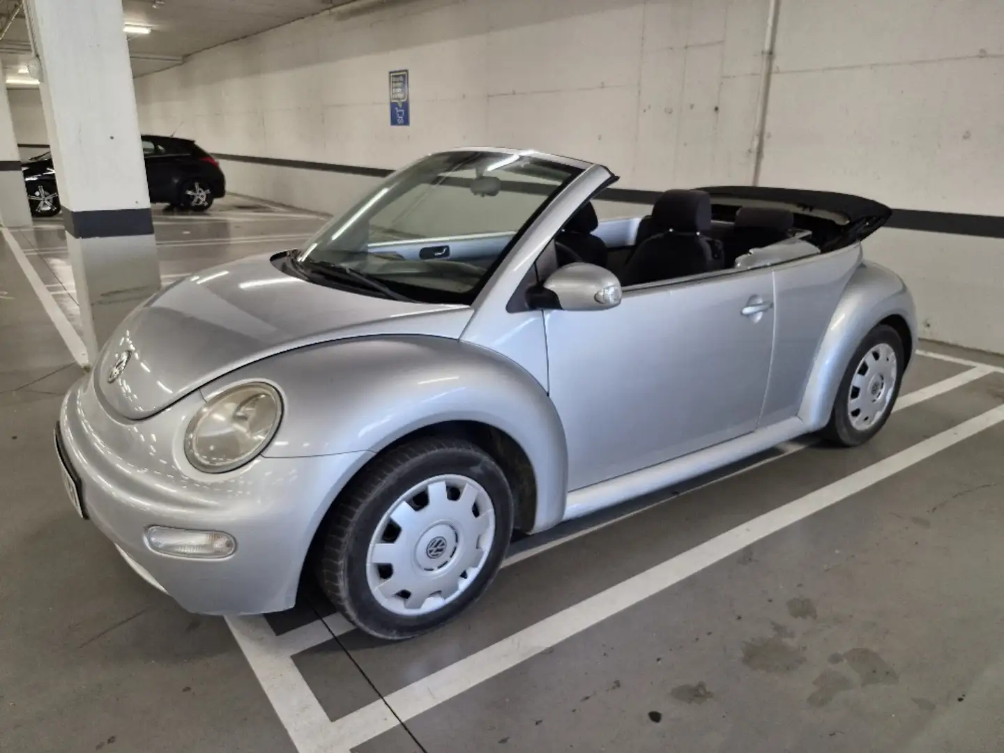 Volkswagen Beetle Cabrio 1.6 Grau - 2