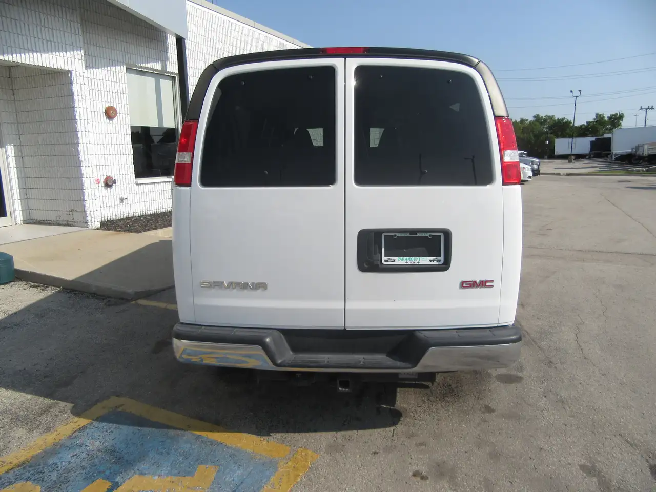 GMC Savana снимка GMC Savana