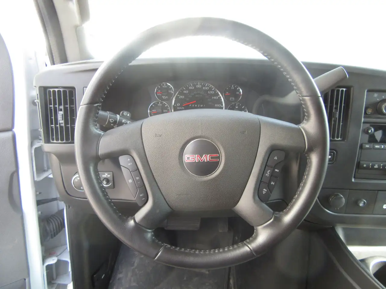 GMC Savana снимка GMC Savana
