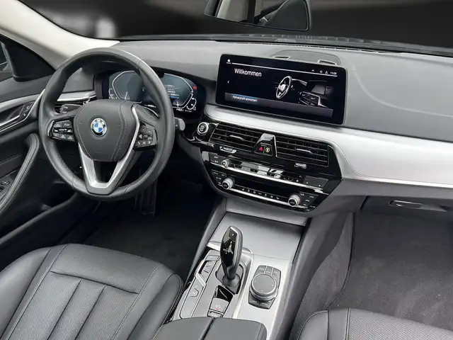 BMW 5 Series view 13