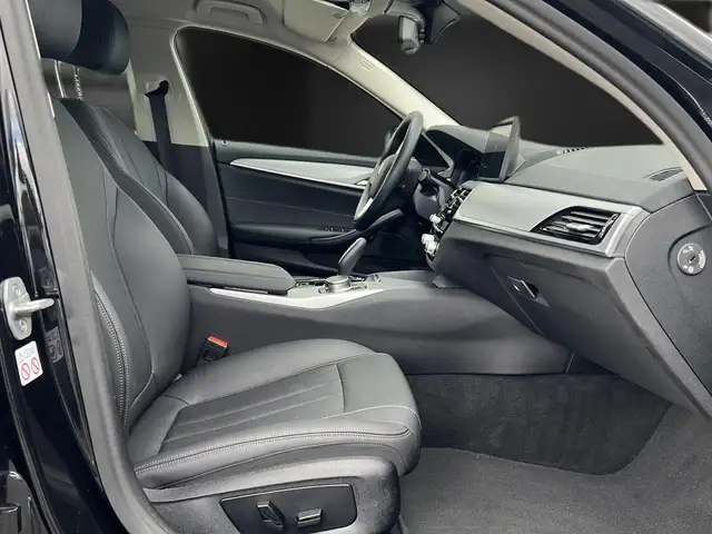 BMW 5 Series view 15